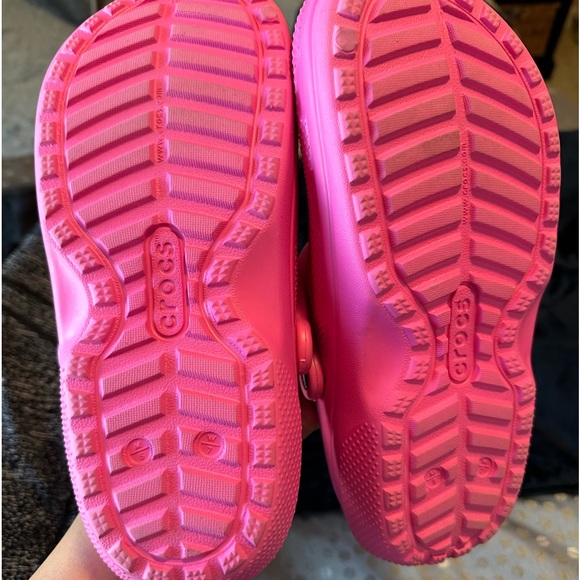 Pink fuzzy crocs - Picture 2 of 3